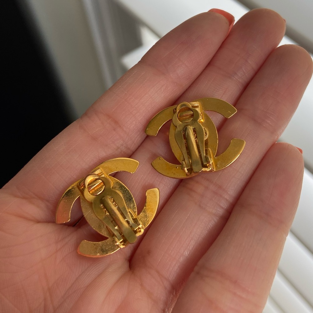 Chanel CC Gold Turnlock Clip On - Picture 3 of 5